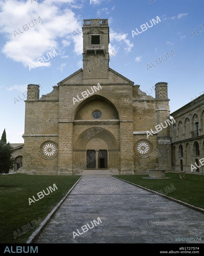 ARTE GOTICO. ESPAÑA. MONASTERIO DE SANTA MARIA DE OLIVA. Vista de la fachada de la iglesia, de sencilla portada construida en el siglo XIII. LA OLIVA. Navarra.