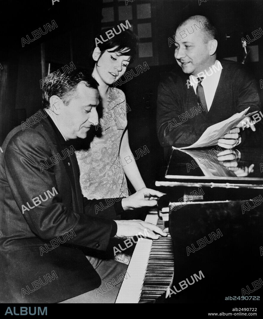 Neg: A8313PL Eurovision 1965 Marjorie Noel repeats with Jacques Mareuil and Raymond Bernard respectively author and mercy of Va dire a l amour the song she defends for Tele Monte Carlo in Naples on 20 March 1965 here in Paris on 15 March 1965.