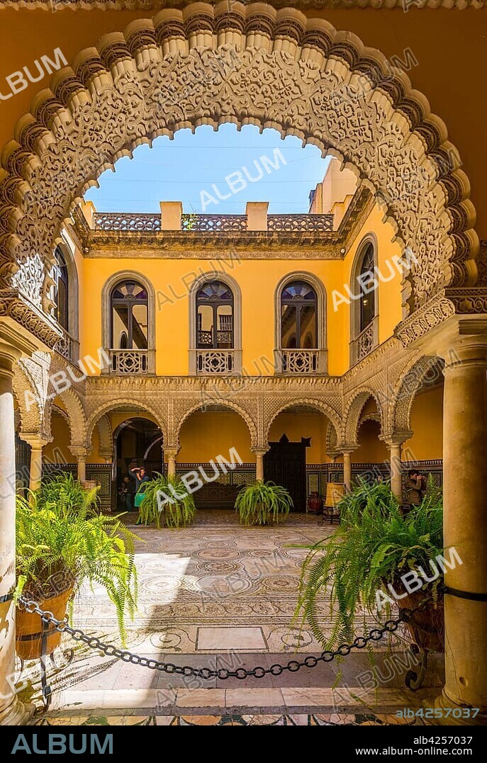 16th century palace, Moorish architecture, courtyard decorated with Roman mosaic, sculptures, Palacio de la Condesa de Lebrija, Seville, Andalusia, Spain