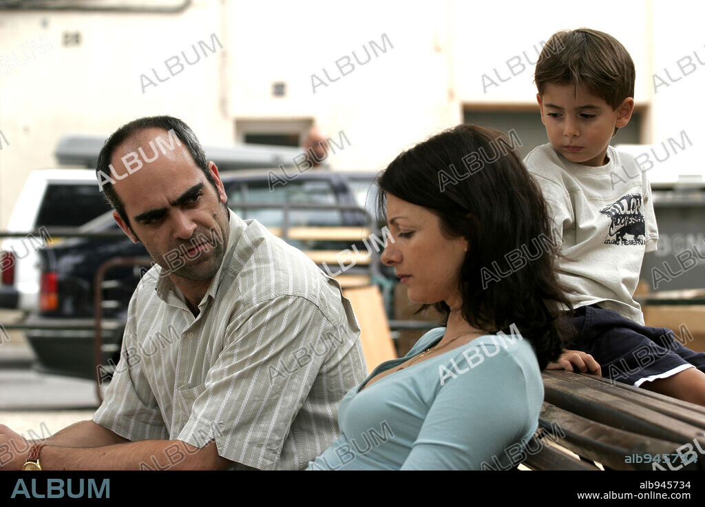LUIS TOSAR y NAJWA NIMRI en LAS VIDAS DE CELIA, 2006, dirigida por ANTONIO CHAVARRIAS. Copyright OBERON CINEMATOGRAFICA.