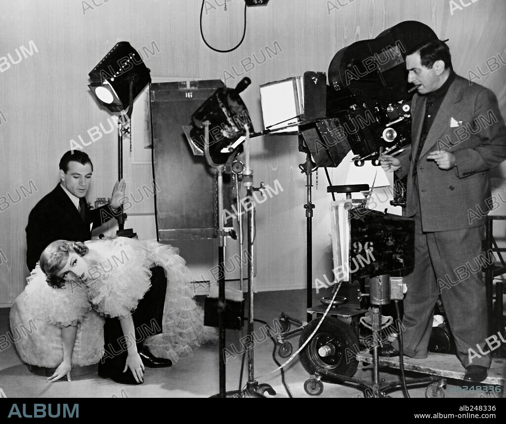 CLAUDETTE COLBERT, ERNST LUBITSCH and GARY COOPER in BLUEBEARD'S EIGHTH WIFE, 1938, directed by ERNST LUBITSCH. Copyright PARAMOUNT PICTURES.