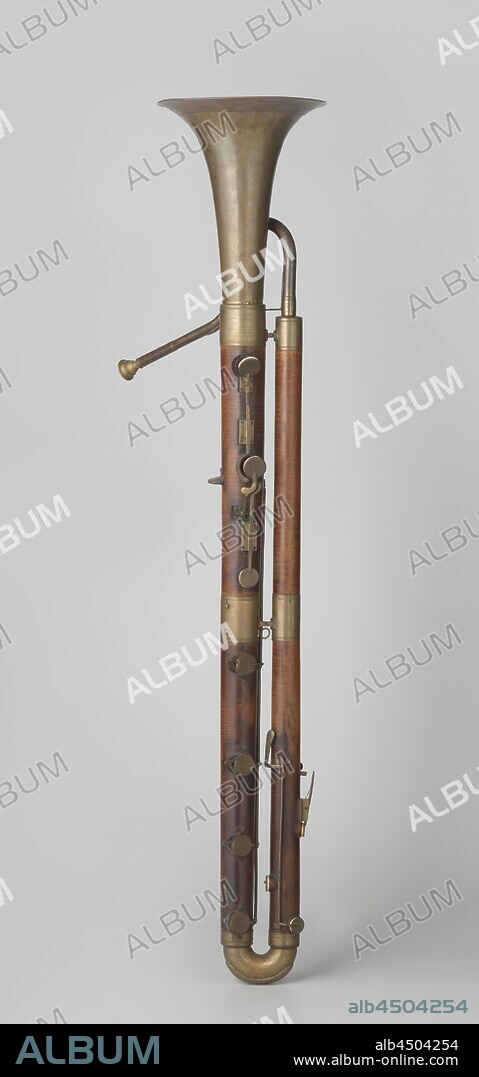 Bass horn, Wooden bass horn with copper cup, marked: Erfunden und paintert von von Streitwolf in Göttingen., Johann Heinrich Gottlieb Streitwolf, Göttingen, 1790 - 1837, wood (plant material), copper (metal), h 98.5 cm × w 13.0 cm × d 10.0 cm.