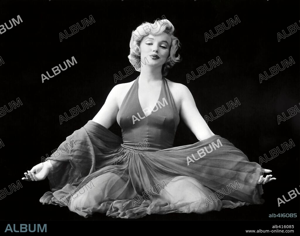 NORMA JEAN BAKER. MARILYN MONROE en EL PRÍNCIPE Y LA CORISTA, 1957 (THE PRINCE AND THE SHOWGIRL), dirigida por LAURENCE OLIVIER. Copyright WARNER BROTHERS.