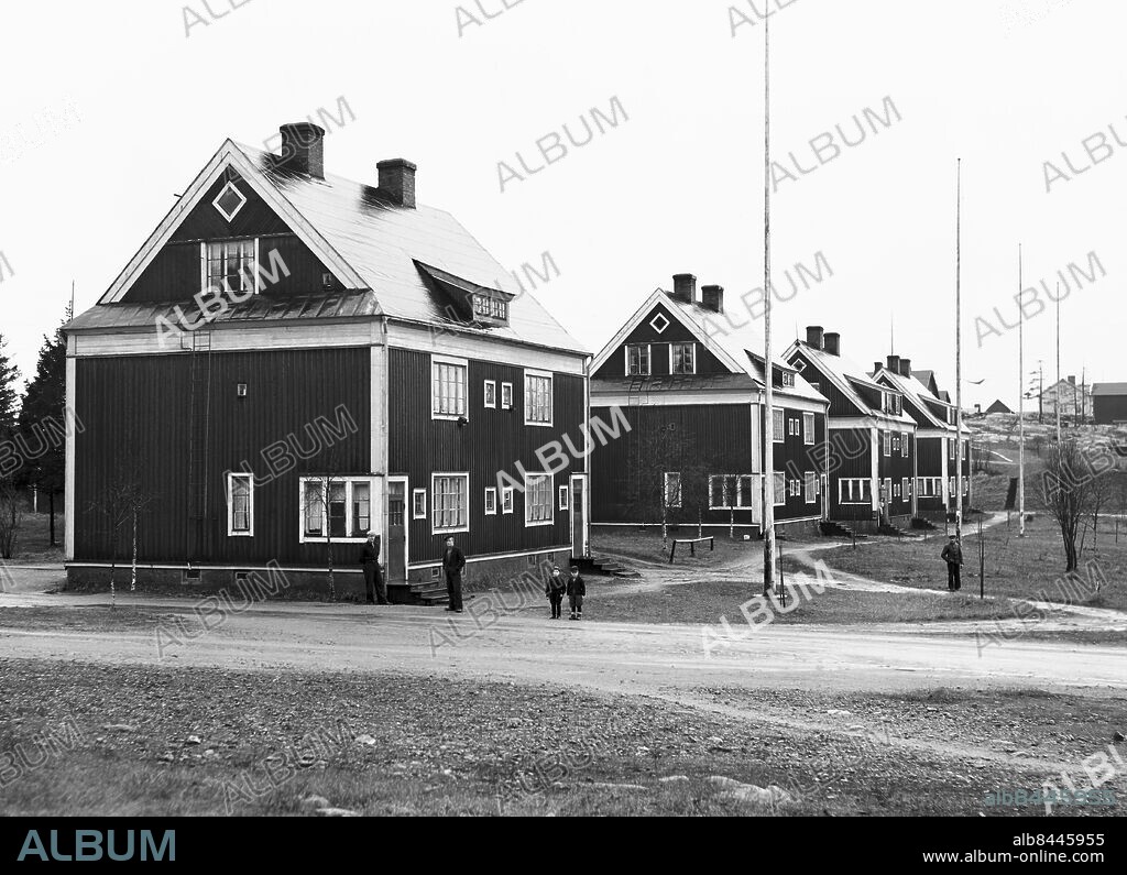 ARKIV 1938. Arbetarbostäder vid Sandviks Sågverk i Umeå.. Workmens dwellings at Sandviks Saw mill.. Foto: TT / Kod 1900.