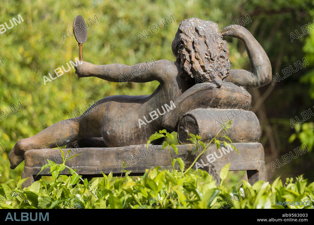 mujer tumbada, José Seguiri, escultura de bronce, Edificio de estilo modernista de Can Prunera, siglo XX, jardin Javier Mayol Mundo, Capapuig, Soller, Sierra de Tramuntana, Mallorca, balearic islands, spain, europe.