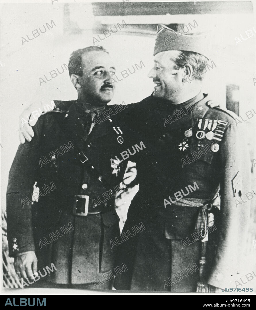 1926. Francisco Franco, primer comandante de la Legión, al ser ascendido a general de brigada,  junto al entonces coronel Millan Astray, fundador del Tercio.