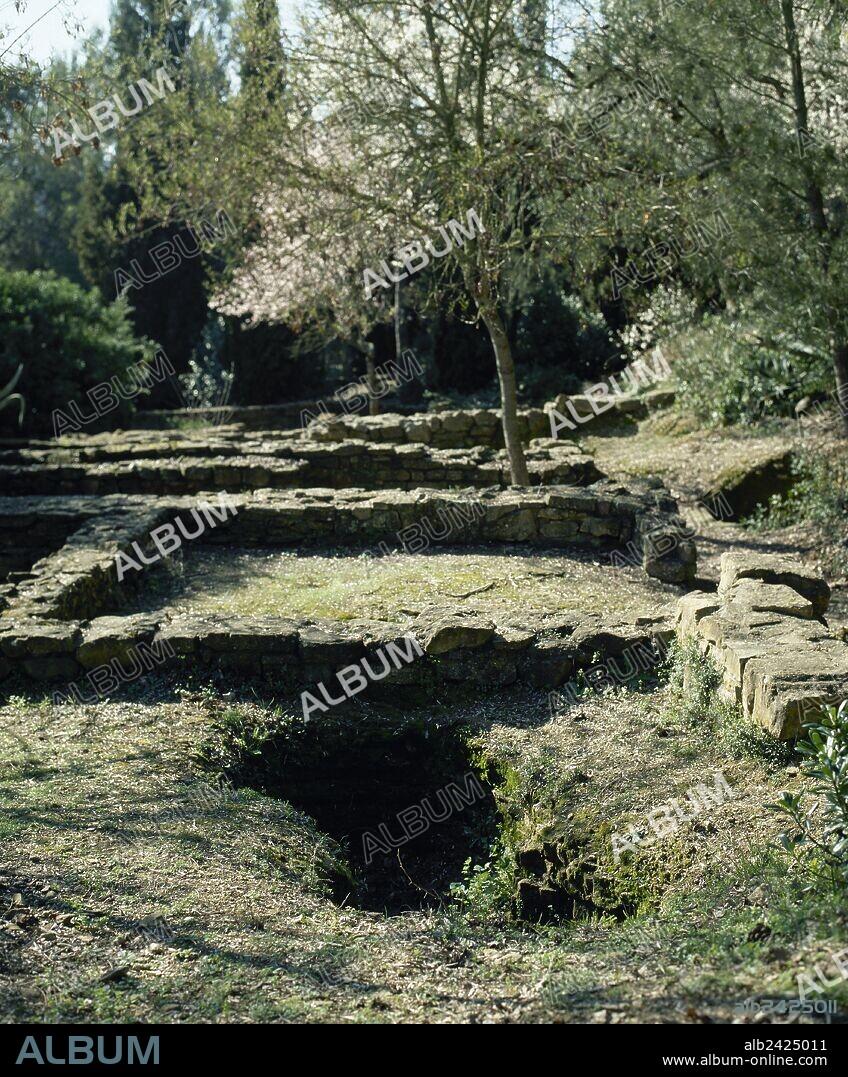 EPOCA IBERICA. ESPAÑA. POBLADO DEL PUIG DE SANT ANDREU DE ULLASTRET. ACROPOLIS. Vista de las ruinas de un templo, datado en el siglo IV a. C. ULLASTRET. Comarca del Baix Empordà. Provincia de Girona. Cataluña.