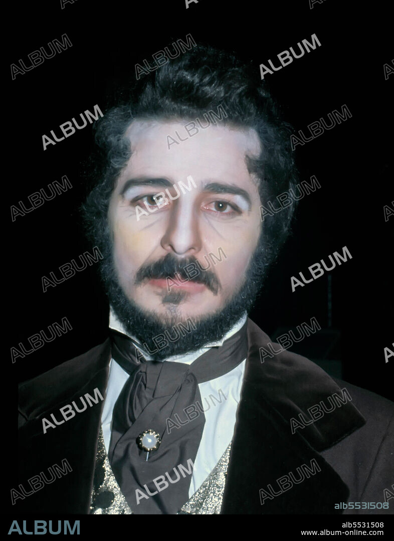 JUAN DIEGO. ACTOR CINE Y TEATRO ESPAÑOL. BORMUJOS 1942-. EN EL PAPEL DE LARRA DE LA OBRA "LA DETONACION" DE ANTONIO BUERO VALLEJO, MADRID 1973.