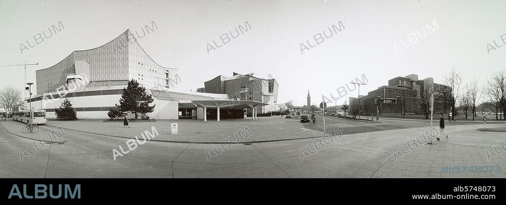 Berlin-Tiergarten, Kulturforum (zwischen Kemperplatz und Matthäikircheplatz). Teilansicht von Norden; links die Philharmonie (erb. 1960-63; Arch.: Hans Scharoun) mit Kammermusiksaal (erb. 1984-87); rechts das Kunstgewerbemuseum (erb. 1977-82; Arch.: Rolf Gutbrod). Panoramafoto, März 1997.