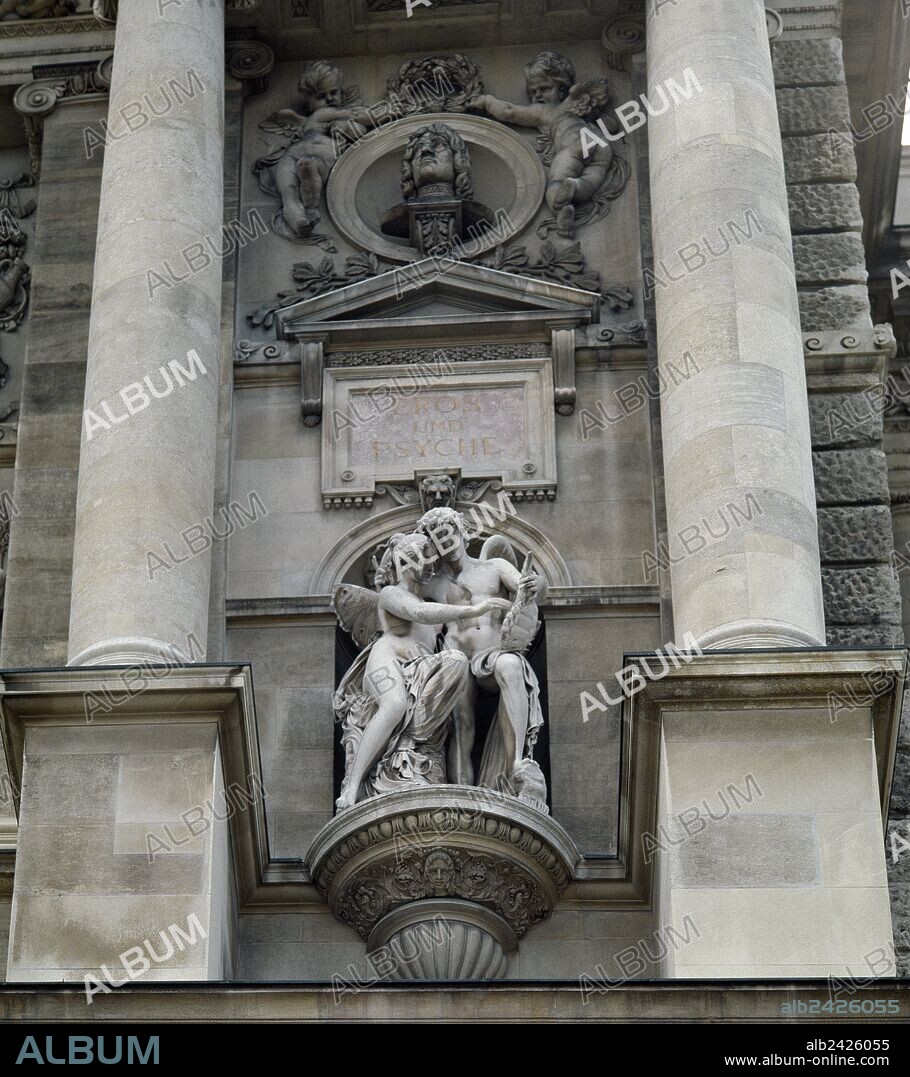 EROS, dios del Amor entre los griegos. PSYCHE, doncella de belleza fuera de lo común que casó con Eros. Representación escultórica en la fachada del KUNSTHISTORISCHES MUSEUM (Museo de Historia del Arte). VIENA. Austria.