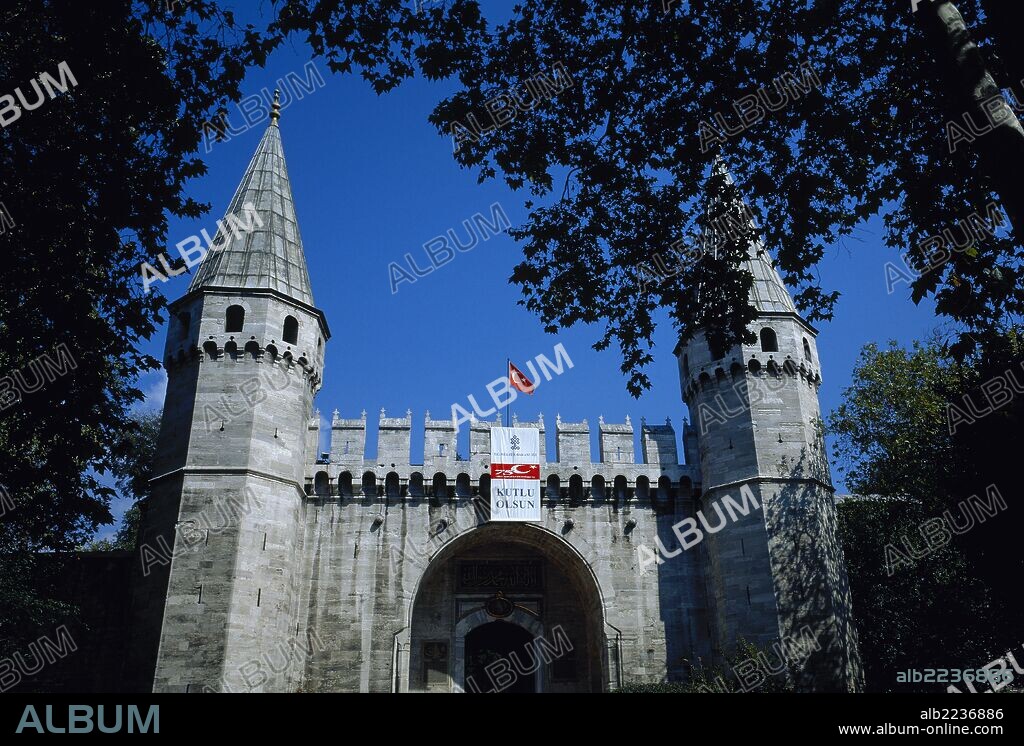 ARTE ISLAMICO-ESTILO OTOMANO. TURQUIA. ORTAKAPI o PUERTA DEL MEDIO. Vista general de la portada ojival flanqueada por dos torres octogonales de techo cónico que daba acceso al SERRALLO DE TOPKAPI. Mandada construir en 1524 por Solimán el Magnífico, marcaba el lugar en que todos, excepto el sultán, debían dejar los caballos y continuar a pie. ESTAMBUL.