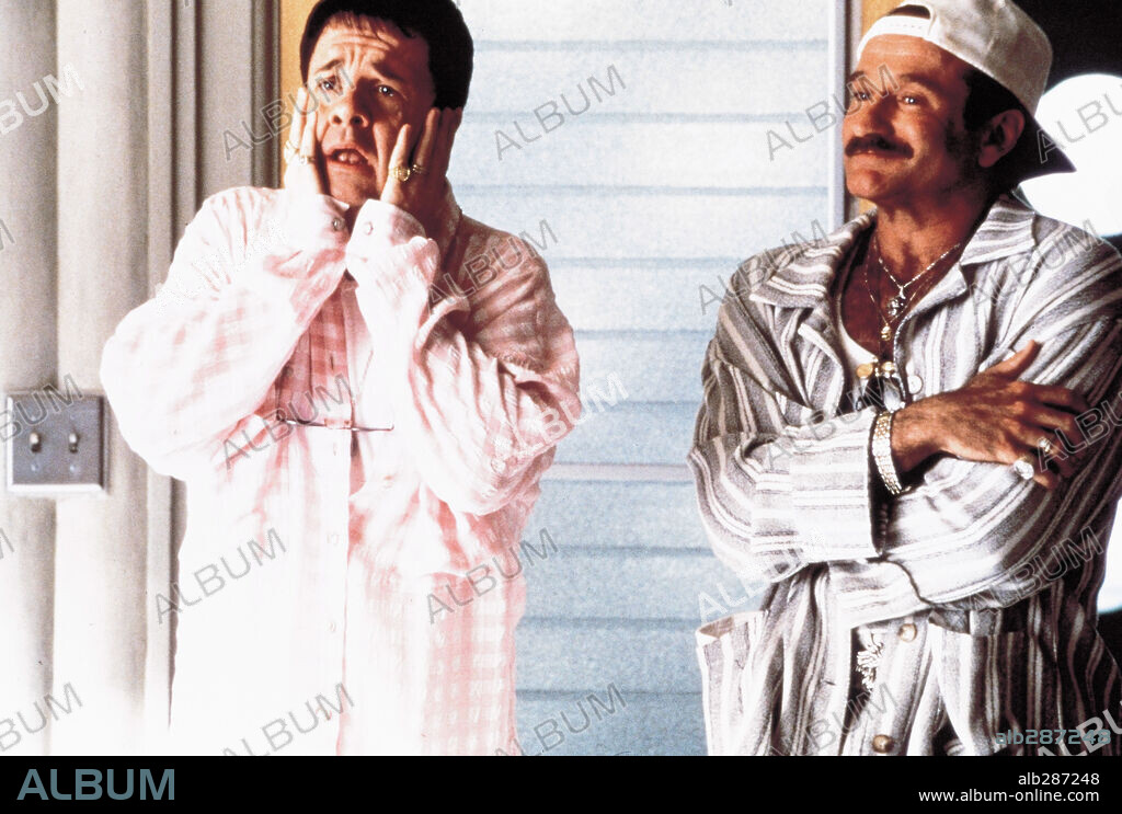 NATHAN LANE y ROBIN WILLIAMS en UNA JAULA DE GRILLOS, 1996 (THE BIRDCAGE), dirigida por MIKE NICHOLS. Copyright UNITED INTERNATIONAL PICTURES / SEBASTIAN, LOREY.