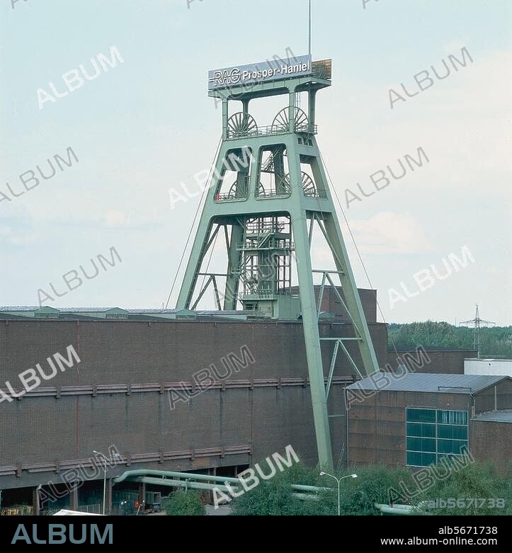 Technik / Bergbau:. Kohle. Zeche Prosper-Haniel in Bottrop (Ruhrgebiet), 1973 errichtet: Förderturm. Foto, 1992 © AKG / H.Bock.