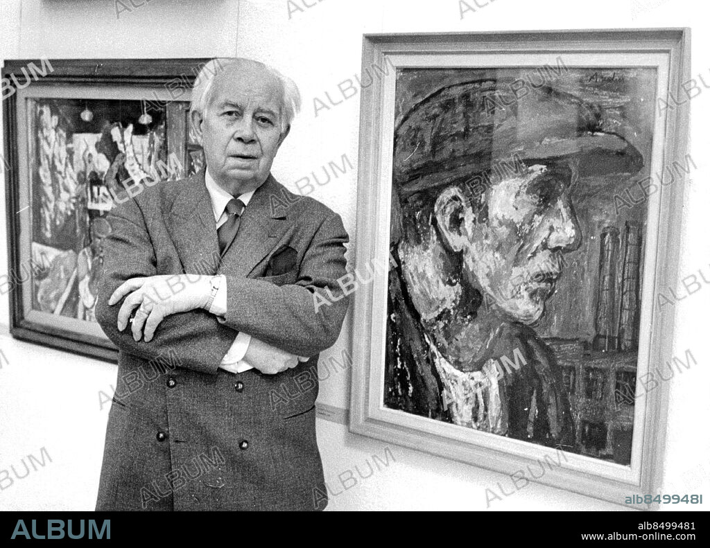 Stockholm 1972-04-24. Författaren Ivar Lo-Johansson vid ett porträtt målat av Albin Amelin på Moderna Museet. Foto: Owe Sjöblom / SvD / TT / kod 12014.