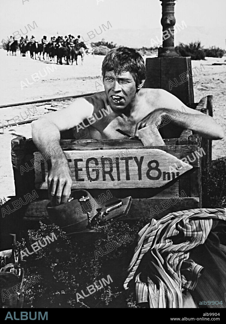 JAMES COBURN en EL OESTE LOCO, 1967 (WATERHOLE #3), dirigida por WILLIAM A. GRAHAM. Copyright GEOFFREY PRODUCTIONS.