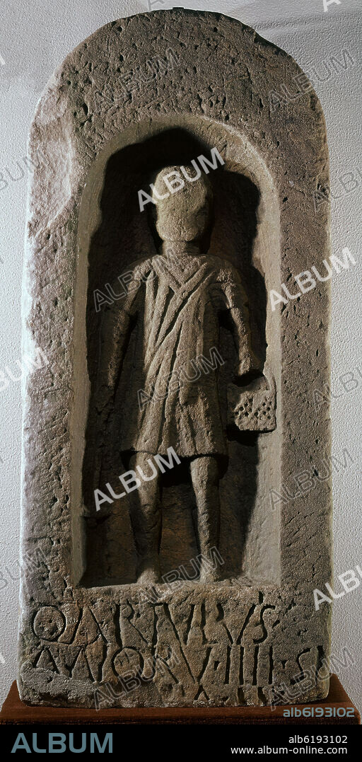 ESTELA FUNERARIA DE QUINTO ARTULO PROCEDENTE DE BAÑOS DE LA ENCINA (JAEN).