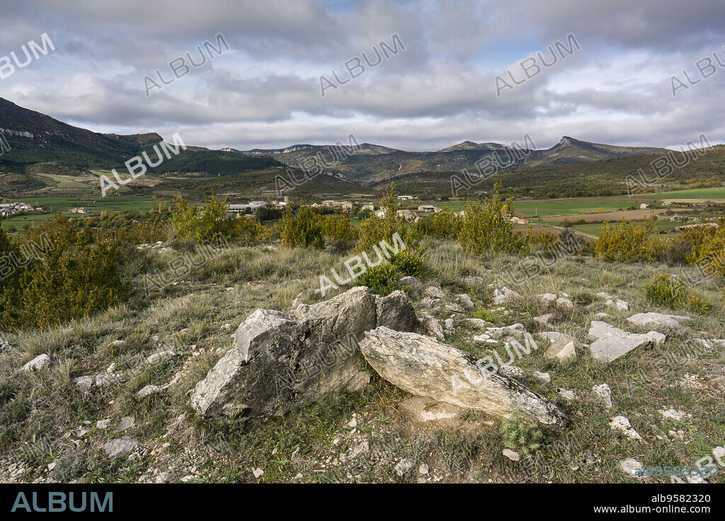 Dolmen de la Capilleta, III milenio antes de Cristo, ruta de los megalitos del alto Aragon, Paúles de Sarsa, Provincia de Huesca, Comunidad Autónoma de Aragón, cordillera de los Pirineos, Spain, europe.
