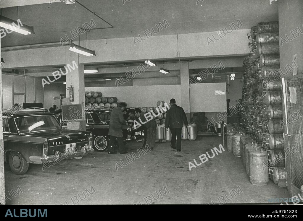Madrid, octubre de 1972. Un taller en el que se instala el sistema de gas butano a los taxis.