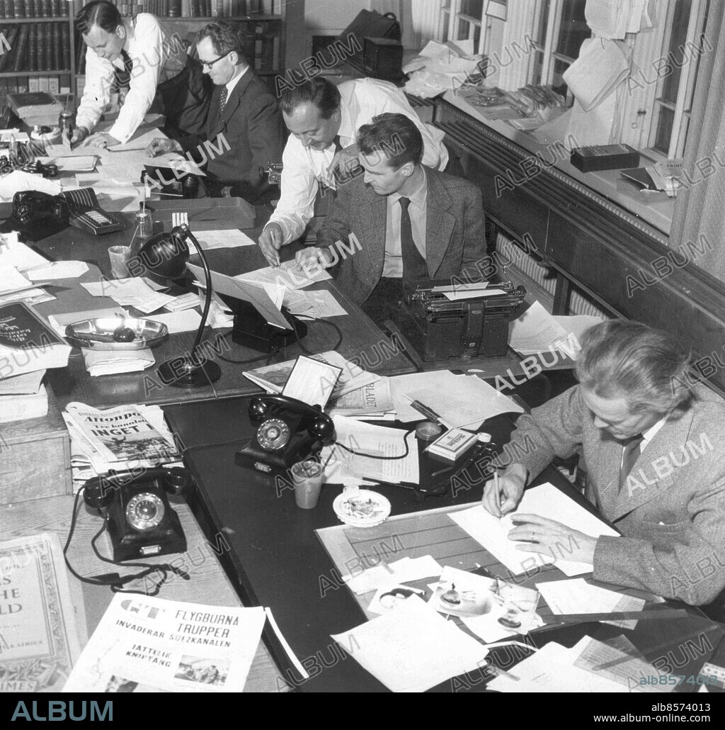 Göteborg 1950-tal Redaktionen på Göteborgs Handels och Sjöfartstidning -. Fr v: Kurt Persson, Olof Theorell, Bo Carlsson, Karl Erik Teghammar, Karl Erik Gustafsson.. Foto: Kamerareportage *** Local Caption *** . KAMERAREPORTAGE.