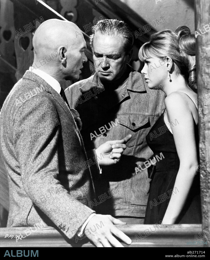 BRITT EKLAND, FRANKLIN J. SCHAFFNER y YUL BRYNNER en MI DOBLE EN LOS ALPES, 1967 (THE DOUBLE MAN), dirigida por FRANKLIN J. SCHAFFNER. Copyright WARNER BROTHERS.