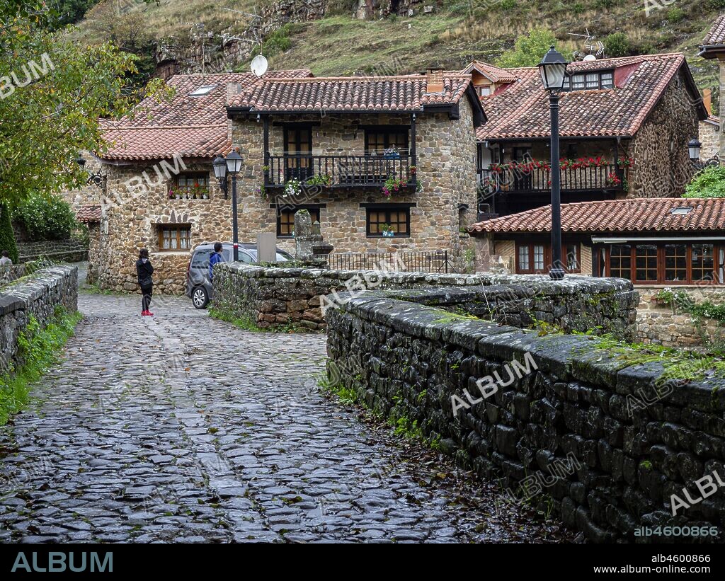 puente, del siglo XVI, Bárcena Mayor, Conjunto Histórico - Artístico, parque natural del Saja-Besaya, Cantabria, Spain.