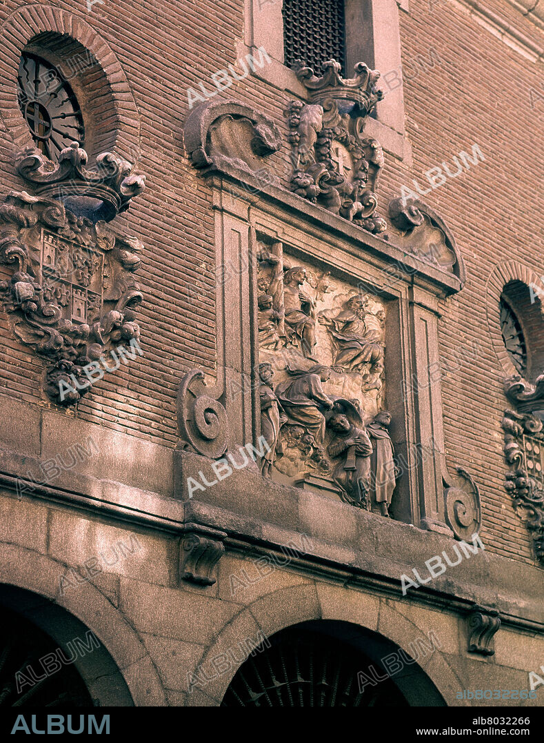 CONVENTO DE LAS TRINITARIAS DESCALZAS DE SAN ILDEFONSO S XVII- DET FACHADA- BAJORRELIEVE Y ESCUDOS DE ARMAS DE LOS MARQUESES DE LA LAGUNA - FOTO AÑOS.