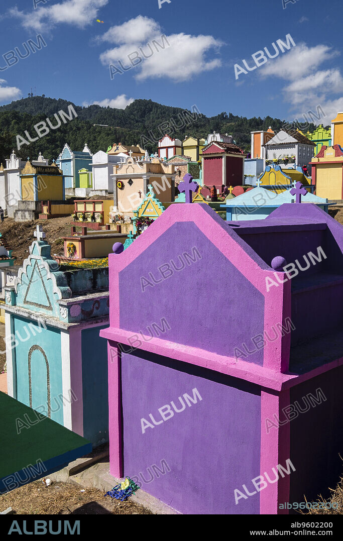 tumbas de colores, celebracion del dia de muertos en el Cementerio General, Santo Tomás Chichicastenango, República de Guatemala, América Central.