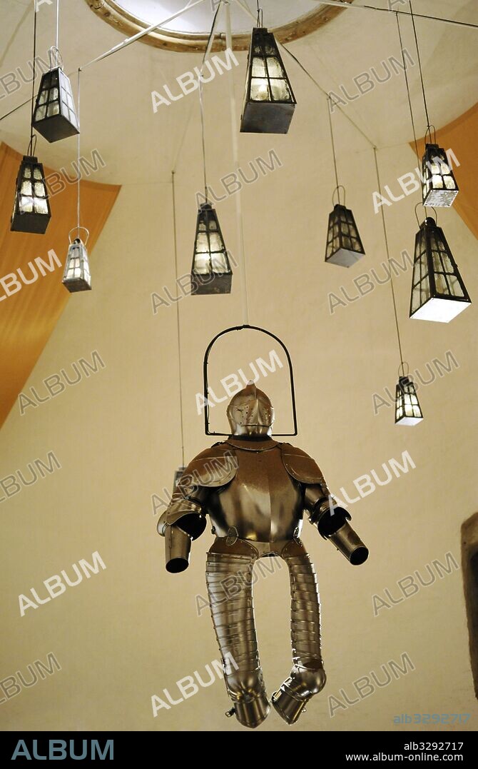 Museo de la ciudad (Stadsmuseet). Castillo de Malmo. Interior de una de sus salas con farolas y armadura cogadas del techo. Suecia.