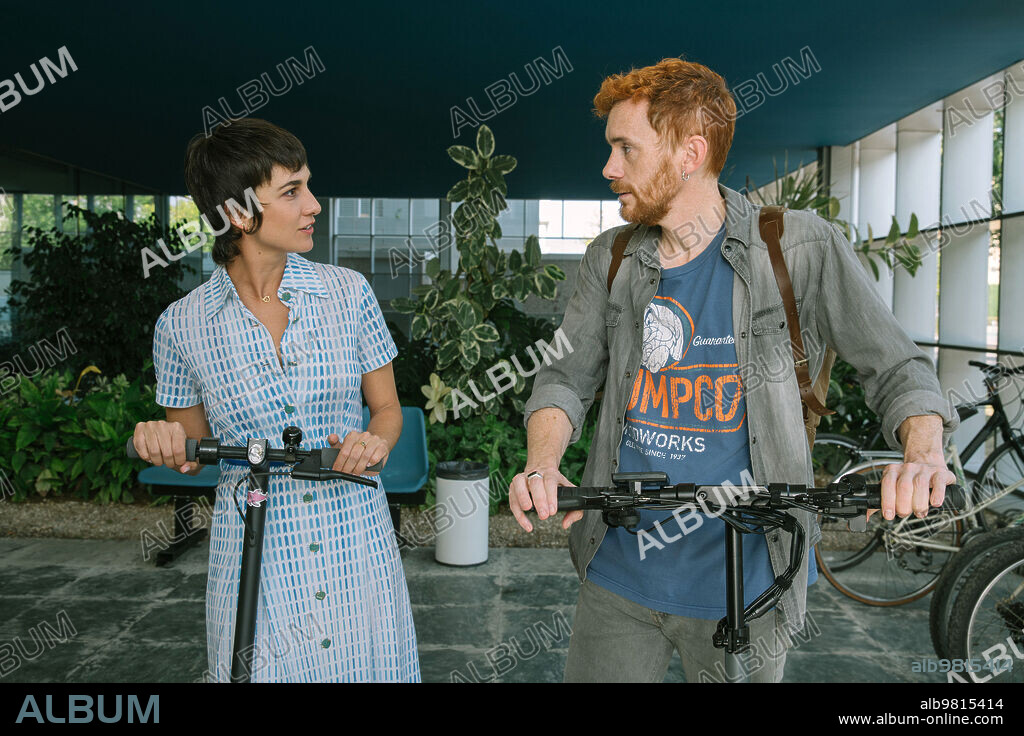 DANIEL PEREZ PRADA y STEPHANIE MAGNIN VELLA en COMO DIOS MANDA, 2023, dirigida por PAZ JIMENEZ. Copyright ATRESMEDIA CINE.
