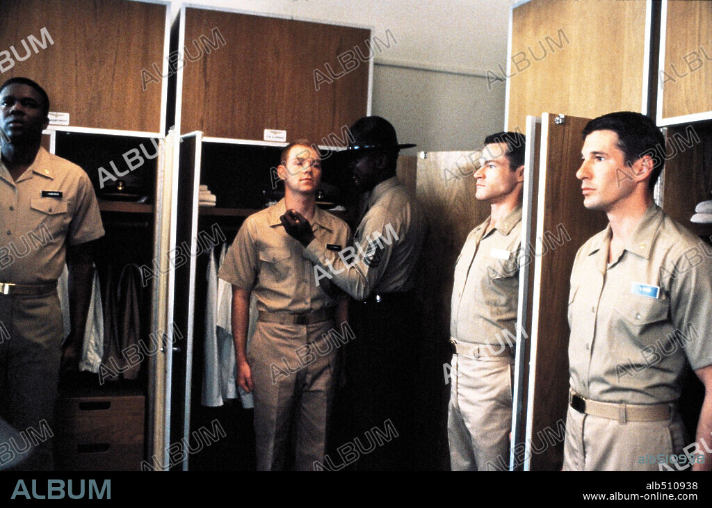 DAVID KEITH, LOUIS GOSSETT JR. and RICHARD GERE in AN OFFICER AND A GENTLEMAN, 1982, directed by TAYLOR HACKFORD. Copyright PARAMOUNT PICTURES.