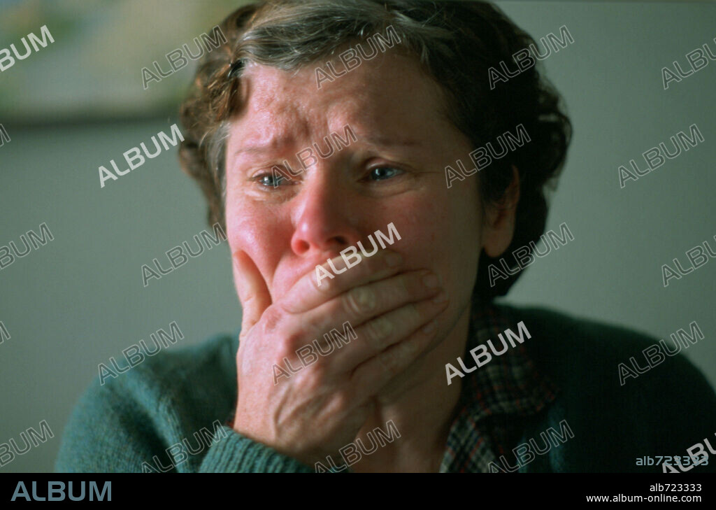 IMELDA STAUNTON en EL SECRETO DE VERA DRAKE, 2004 (VERA DRAKE), dirigida por MIKE LEIGH. Copyright THIN MAN FILMS.