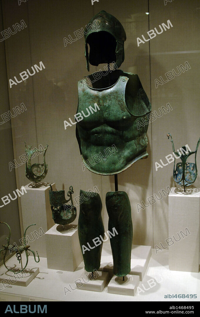 ARTE GRIEGO. MAGNA GRECIA. ARMADURA DE BRONCE (CORAZA, ESPINILLERAS Y CASCO), BOZAL Y ARMADURA FRONTAL PARA CABALLO. Región de Apulia (Sur de Italia). Museo Metropolitano de Arte. Nueva York. Estados Unidos.