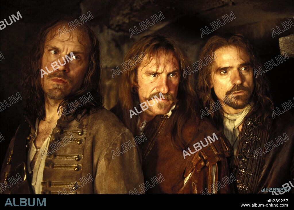 GERARD DEPARDIEU, JEREMY IRONS y JOHN MALKOVICH en EL HOMBRE DE LA MÁSCARA DE HIERRO, 1998 (THE MAN IN THE IRON MASK), dirigida por RANDALL WALLACE. Copyright UNITED ARTISTS.