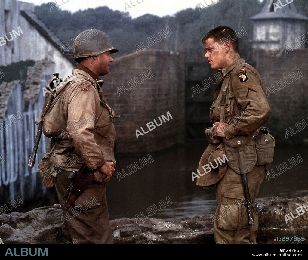 MATT DAMON and TOM HANKS in SAVING PRIVATE RYAN, 1998, directed by STEVEN SPIELBERG. Copyright DREAMWORKS / JAMES, DAVID.
