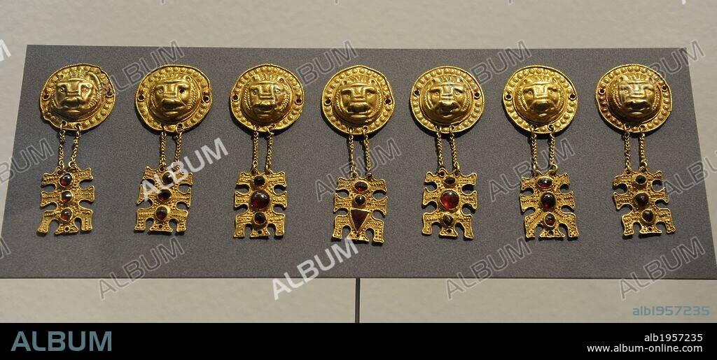 ARTE. PREHISTORIA. EDAD METALES. NORTE EUROPA. Siete colgantes compuestos por máscaras de león, cadena y placa colgante. Realizados en oro. Procedentes de la Tumba Arslev. Principios Edad del Bronce. Pertenecían a una mujer. Las joyas procedían del este de Europa. Probablemente iban cosidas a la ropa. Museo Nacional. Copenhague. Dinamarca. Norte Europa.