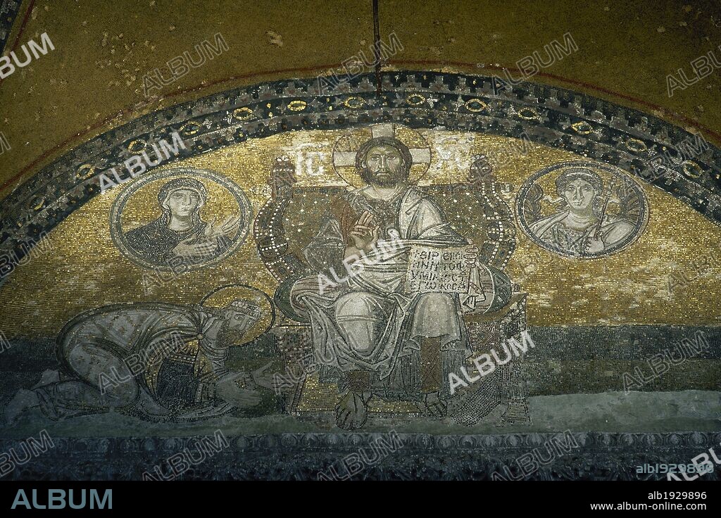 ARTE BIZANTINO. TURQUIA. BASILICA DE SANTA SOFIA (siglos VI-VII). Vista general del mosaico de LA MAJESTAD CRISTO BENDICIENDO AL EMPERADOR LEON VI "EL SABIO" (886-912) POSTRADO ANTE EL. Cristo lleva en su mano izquierda un Evangelio en el que se lee "Paz a vosotros, yo soy la luz". El medallón derecho representa a la VIRGEN MARIA, el izquierdo al ARCANGEL SAN GABRIEL. Tímpano de la Puerta Imperial. ESTAMBUL.