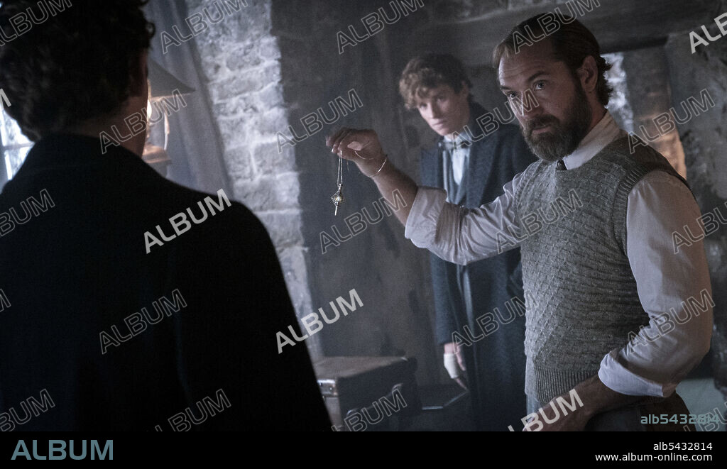 EDDIE REDMAYNE and JUDE LAW in FANTASTIC BEASTS: THE SECRETS OF DUMBLEDORE, 2022, directed by DAVID YATES. Copyright WARNER BROS.