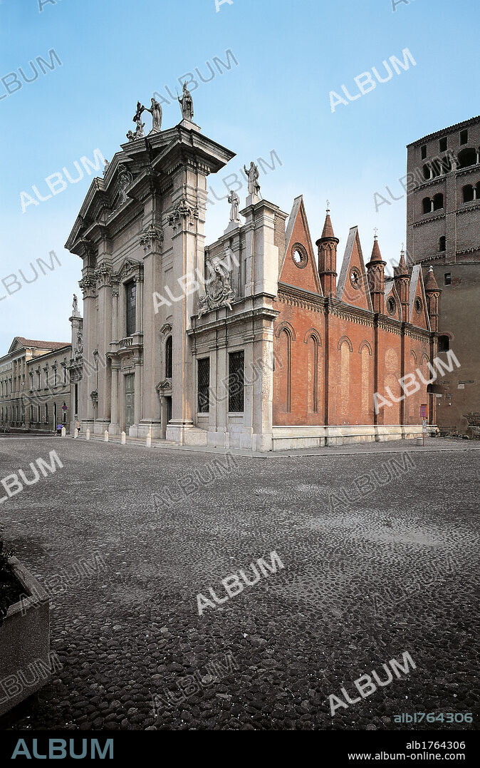 Cathedral of San Pietro, Mantua, by Giovanni Battista Bertani, Girolamo Genga, Nicol Baschiera, drawing Giulio Pippi known as Giulio Romano, 1395-1761, 14th Century, Carrara marble,. Italy, Mantua, Piazza Duomo. All. Exterior view neo classical facade pilaster niches statues acroterion side Gothic cusps pinnacles rose windows Romanesque bell tower double panels.