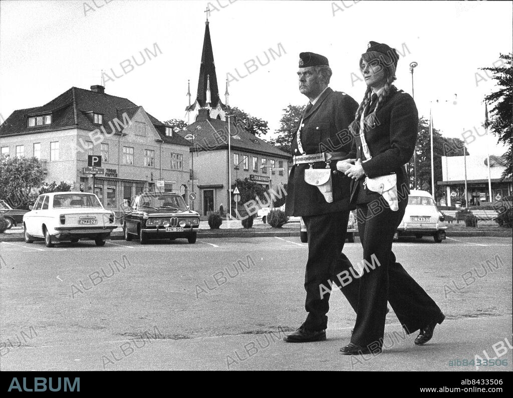 Borås 1975-06-01. Polisassistent Leif Siberg och polisman May Gunnarsson utgör "dubbelpatrull till fots" i lugna Kinna. Foto: Ragnhild Haarstad / SvD / TT / kod 12014.