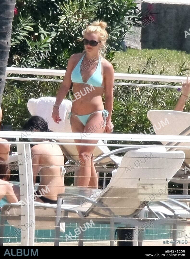 MIAMI BEACH, FL - MARCH 10: Enjoying the second day of her mini Miami vacation, Britney Spears hits the pool in her blue bikini with sons Sean Preston and Jayden James, Britney and the family are taking advantage of a short break in her â€œCircusâ€ tour before jetting off to New York for tomorrow nightâ€™s show. on March 10, 2009l in Miami, Florida....People: Britney Spears. 10/03/2009