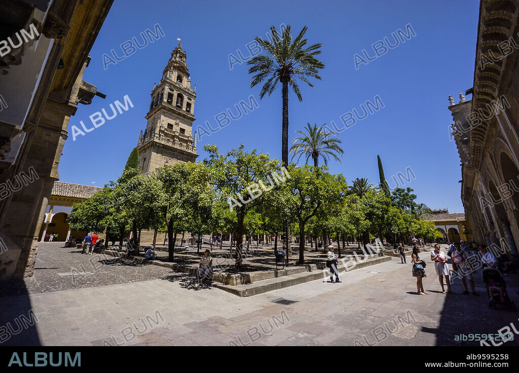 torre campanario sobre el alminar, patio de los naranjos, Mezquita-catedral de Córdoba, Andalucia, Spain.