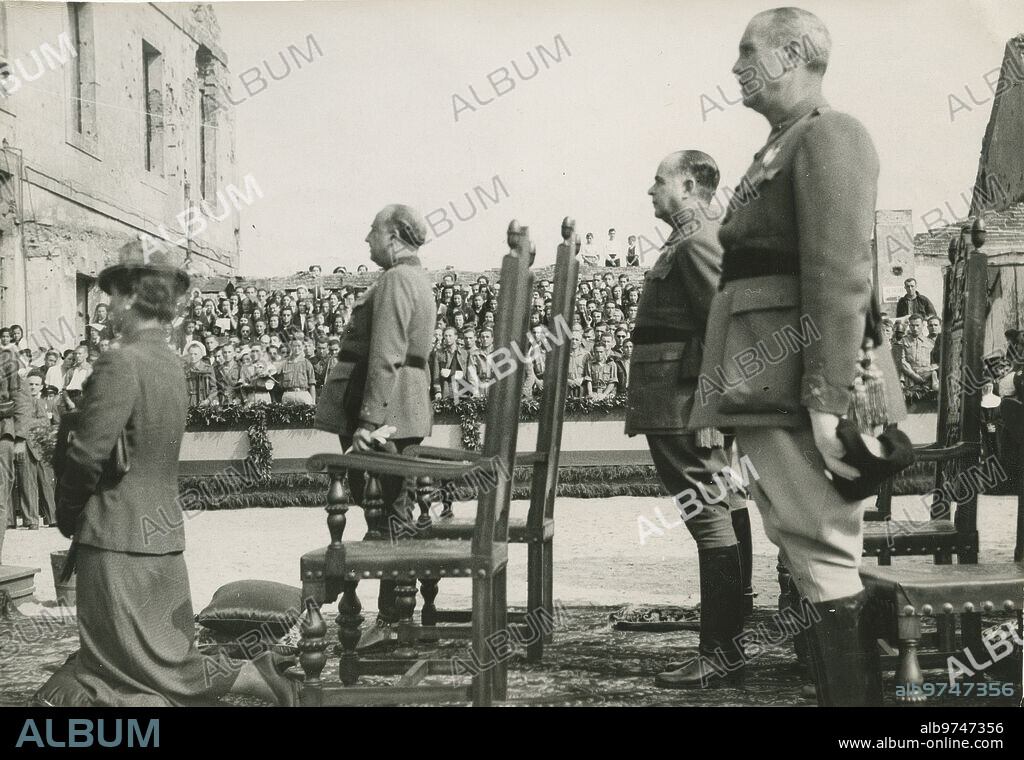 Gijón, 1940 (CA.). Mass in the ruins of the Simancas barracks, before the Cross of the Fallen, before the altar of God and the Country, commemorating the events that took place during the Civil War.