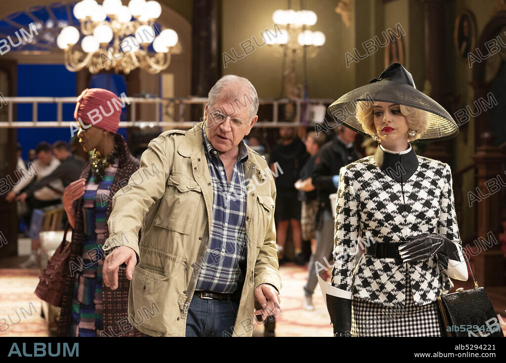 ANNE HATHAWAY y ROBERT ZEMECKIS en LAS BRUJAS DE ROALD DAHL, 2020 (THE WITCHES), dirigida por ROBERT ZEMECKIS. Copyright WARNER BROS PICTURES.