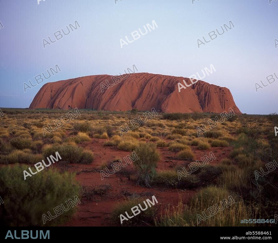 Ayers Rock (335m high, 2.5km long in the southwest of the Northern territory). View. Photo, 1996/1997.