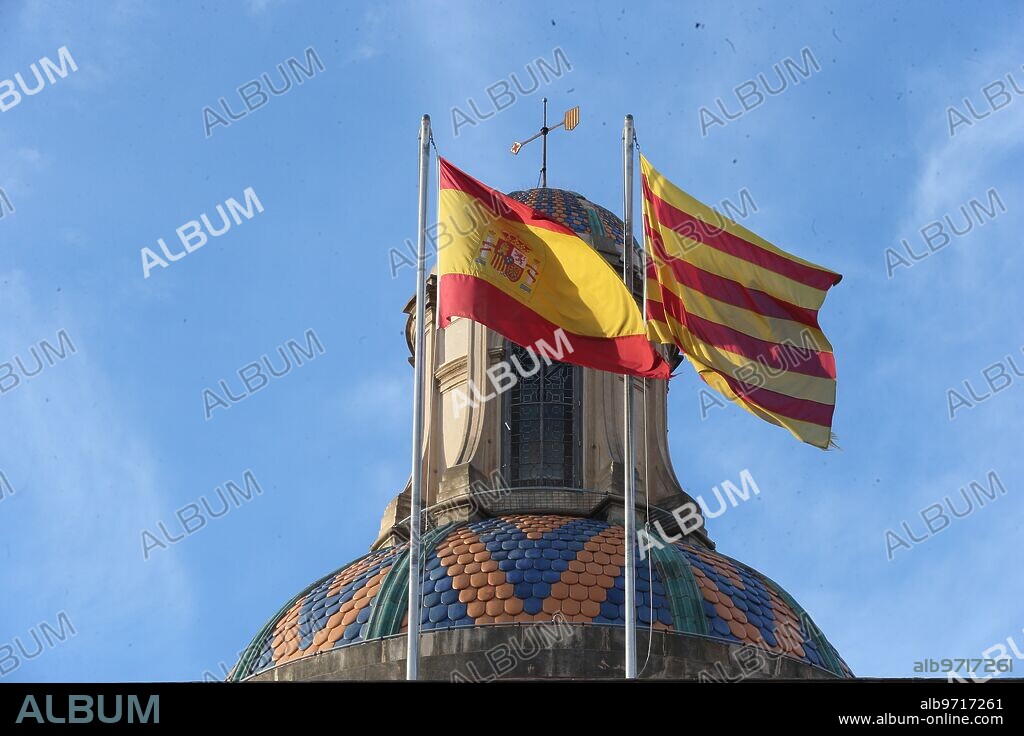 Barcelona, 12/22/2017. Spanish and Catalan flag in the palace of the Generalitat of Catalonia. Photo: Jaime García ARCHDC.