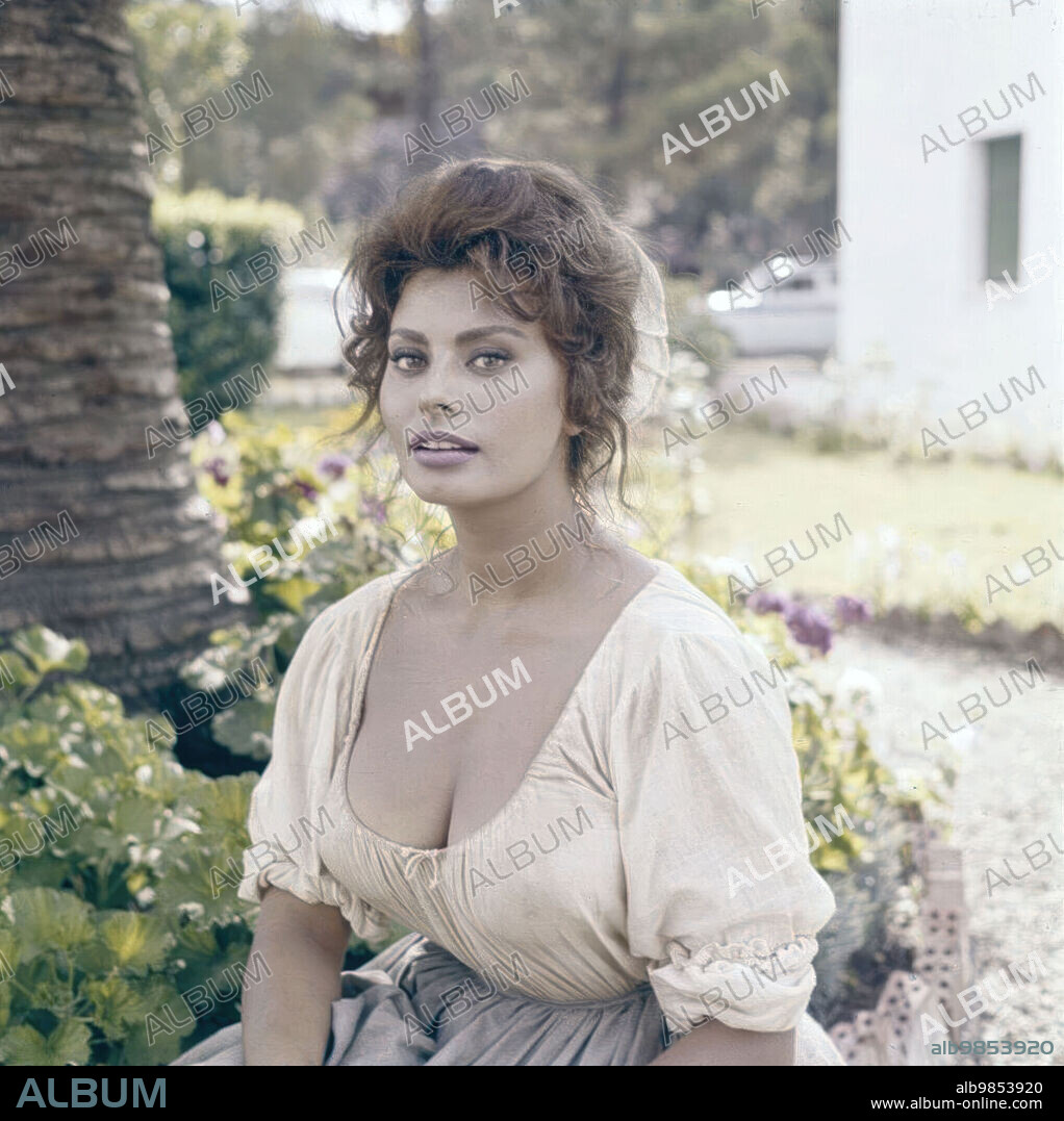 LOREN SOPHIA / LOREN SOFIA 1934/. SOPHIA LOREN in MADAME SANS-GENE, 1961, directed by CHRISTIAN-JAQUE. Copyright EMBASSY PICTURES.