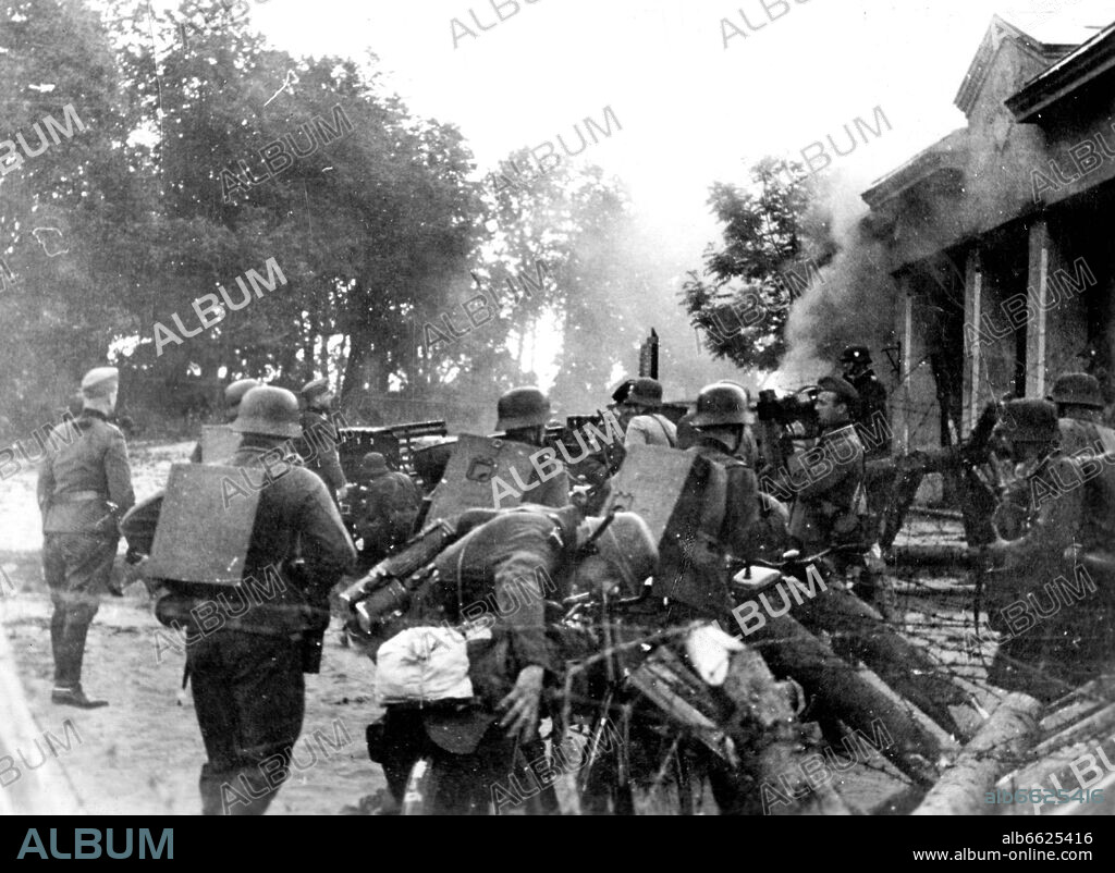 Members of the German Wehrmacht cross the border to the Soviet Union in the morning of 22 June 1941, accompanied by the cameraman of the propaganda company. Place unknown. The Nazi Propaganda! on the back of the image is dated 24 June 1941: "Across the border into the Soviet territory. Image of crossing the border in the morning at 3.05 am on 22 June. View of the  border demarcation, which was cleared, in the foreground." The attack on Russia by the German Reich was agreed on in July 1940 and prepared since December 1940 as the "Operation Barbarossa". On 22 June 1941, the invasion of the Soviet Union by the German Wehrmacht started. Photo: Fotoarchiv für Zeitgeschichte/Archiv. 22/06/1941