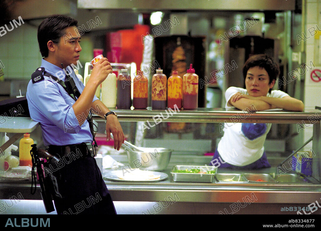 FAYE WONG et TONY CHIU-WAI LEUNG dans CHUNGKING EXPRESS, 1994 (CHUNG HING SAM LAM), réalisé par KAR-WAI WONG. Copyright JET TONE PRODUCTION.