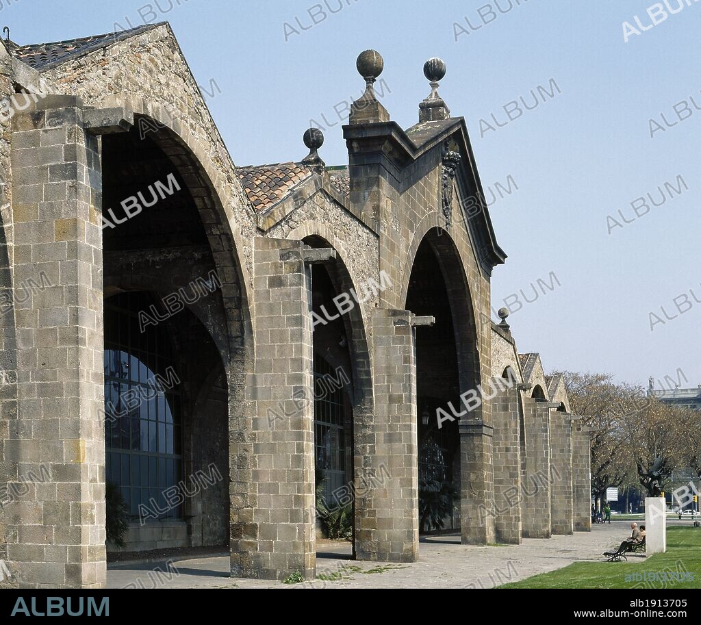 ARTE GOTICO. ESPAÑA. REALES ATARAZANAS (REIALS DRASSANES). Edificio iniciado en 1275 y del cual se concluyó el sector central bien entrado el siglo XIV. Consta de grandes naves cubiertas con arcos diafragmáticos. Desde 1945 es sede del Museo Marítimo. Vista parcial de la fachada. BARCELONA. Cataluña.