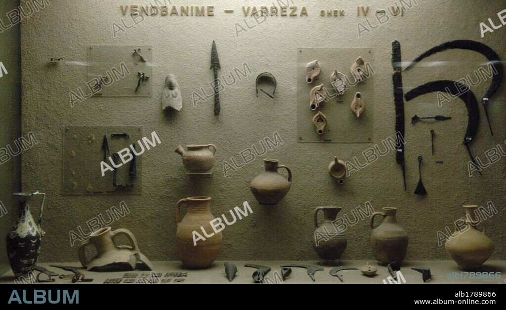 MUSEO ARQUEOLOGICO. Objetos encontrados como ajuar en el cementerio. Asentamientos de los siglo IV-VI. Tirana. República de Albania.